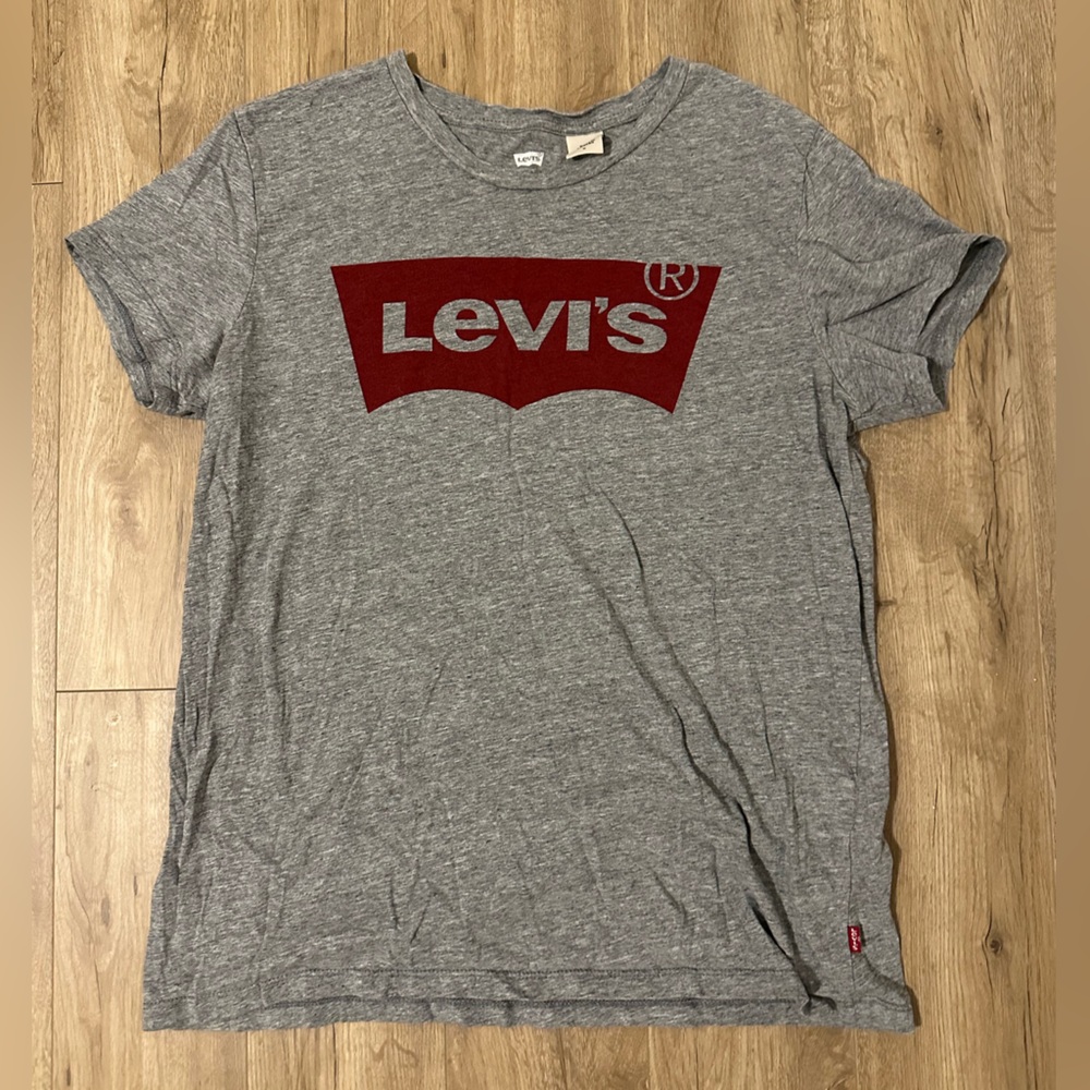 Levi’s grey t-shirt